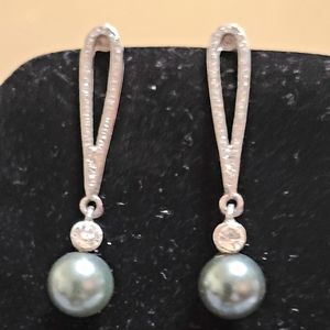 Black Pearl Fashionable Earring NWOT.